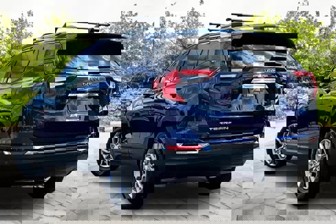 Used 2022 GMC Terrain SLT w/ Infotainment Package II image 2