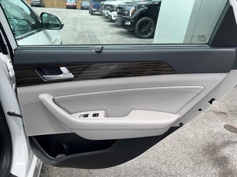 Used 2016 Hyundai Sonata Limited w/ Option Group 02 image 11