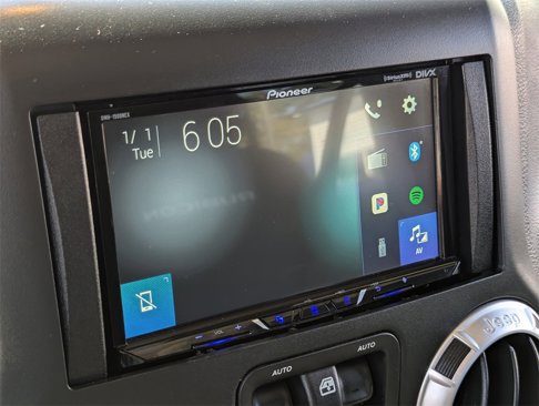 Used 2015 Jeep Wrangler Unlimited Rubicon w/ Connectivity Group image 17