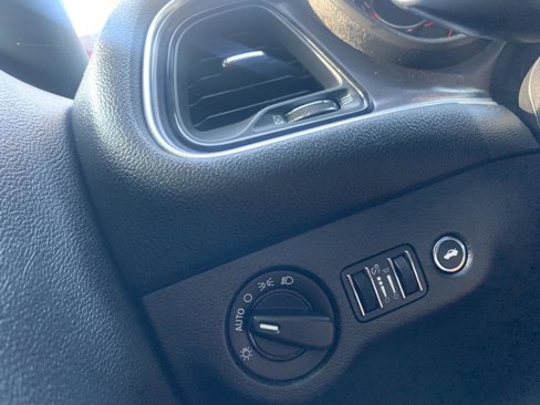 Used 2016 Dodge Challenger SXT image 14