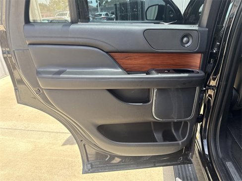 Used 2018 Lincoln Navigator Select image 25