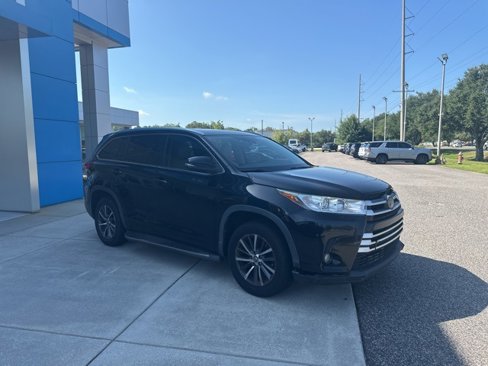 Used 2017 Toyota Highlander XLE image 4