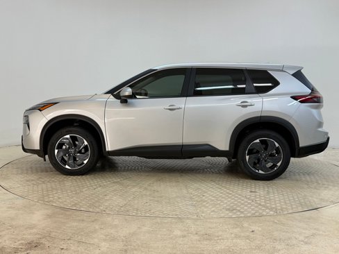 Used 2024 Nissan Rogue SV image 2