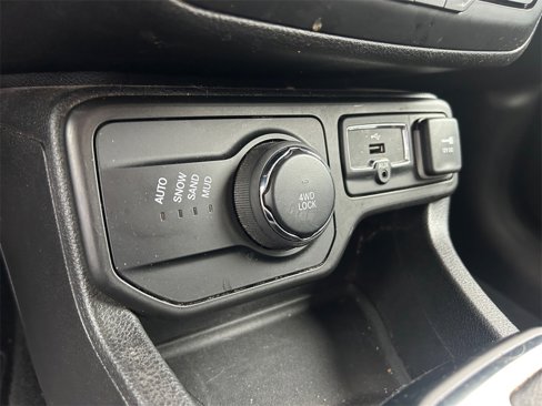 Used 2018 Jeep Renegade Latitude w/ Popular Equipment Group image 25