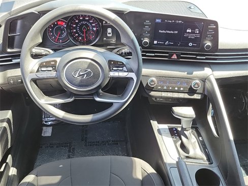 Used 2023 Hyundai Elantra SEL w/ Preferred Accessory Package image 3
