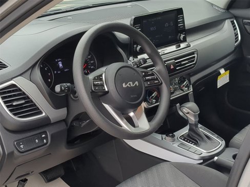 Used 2023 Kia Seltos LX image 2