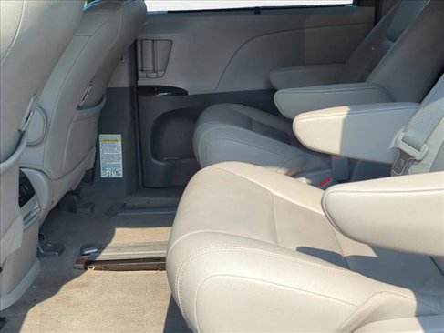 Used 2018 Toyota Sienna XLE image 16