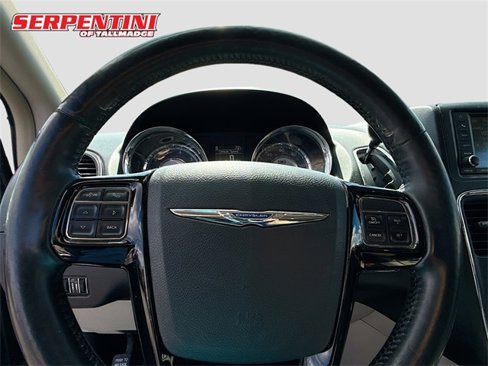 Used 2014 Chrysler Town & Country Touring-L image 13