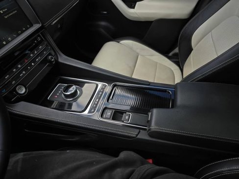 Used 2018 Jaguar F-PACE R-Sport image 32