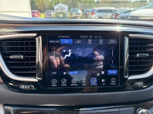 Used 2017 Chrysler Pacifica Touring image 14