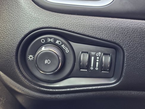 Used 2019 Jeep Renegade Latitude image 27