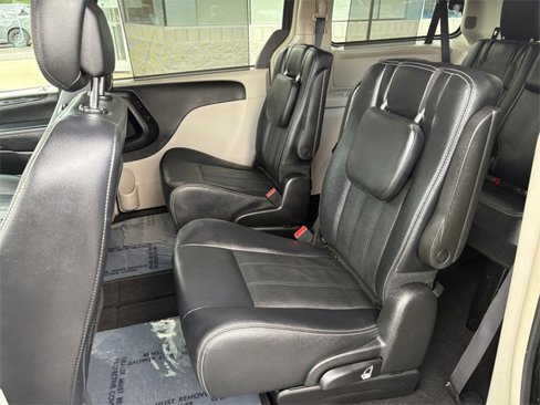 Used 2016 Chrysler Town & Country Touring-L w/ Driver Convenience Group image 28