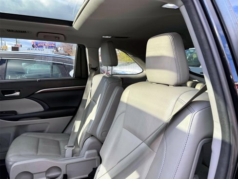 Used 2015 Toyota Highlander Limited Platinum image 31