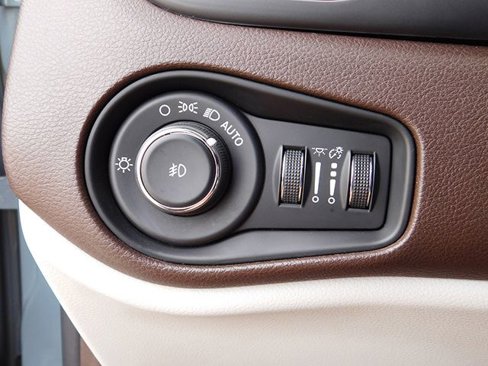 Used 2017 Jeep Renegade Limited image 28
