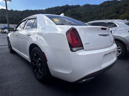 Used 2019 Chrysler 300 Touring w/ Sport Appearance Package image 4