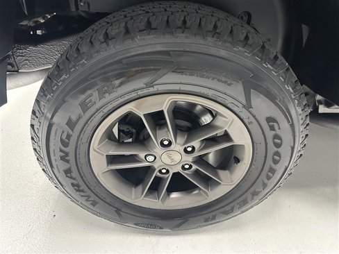 Used 2016 Jeep Wrangler Sahara image 14