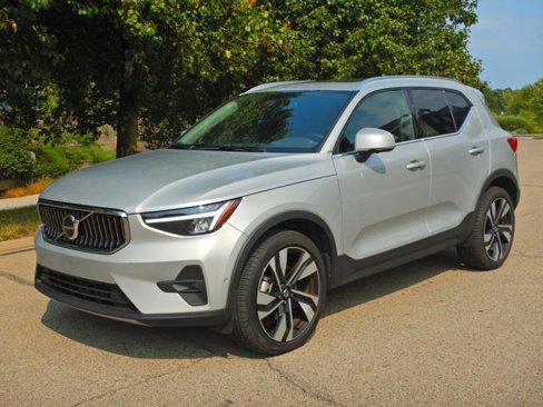 Used 2025 Volvo XC40 B5 Plus image 1