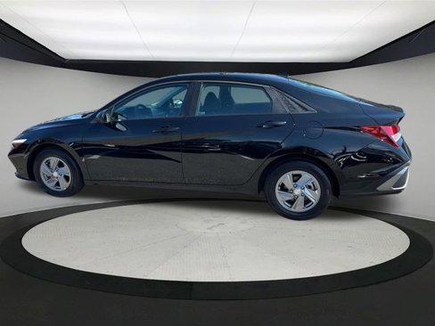 Certified 2025 Hyundai Elantra SE image 2