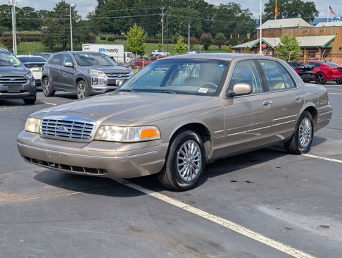 Used 2002 Ford Crown Victoria image 3