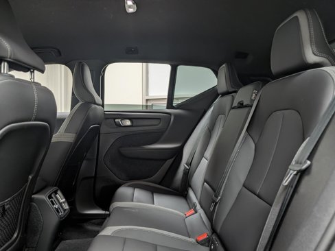 Used 2023 Volvo XC40 Recharge Core image 15