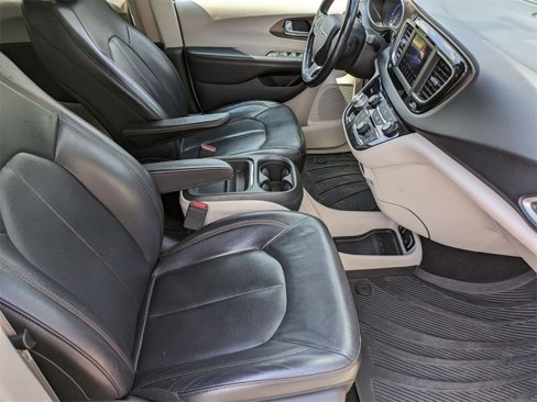 Used 2019 Chrysler Pacifica Touring-L image 30