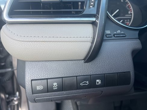 Used 2018 Toyota Camry LE image 19