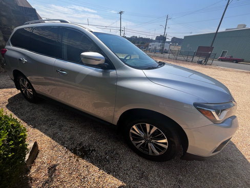 Used 2018 Nissan Pathfinder SV w/ SV Tech Package image 9