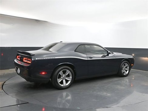 Used 2019 Dodge Challenger SXT image 7