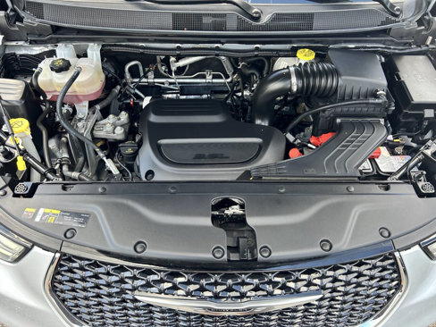 Used 2022 Chrysler Pacifica Touring-L image 24