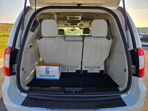 Used 2016 Chrysler Town & Country Limited Platinum image 28