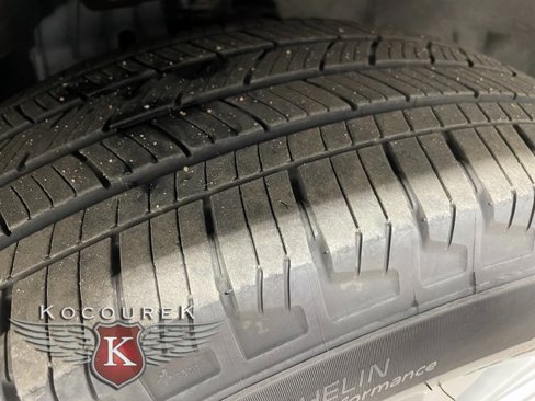 Used 2022 Ford Explorer XLT w/ Equipment Group 202A image 8