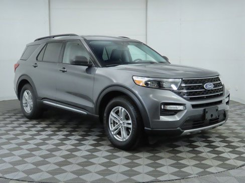 Used 2022 Ford Explorer XLT w/ Equipment Group 202A image 3