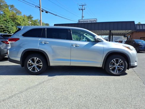 Used 2018 Toyota Highlander LE image 2