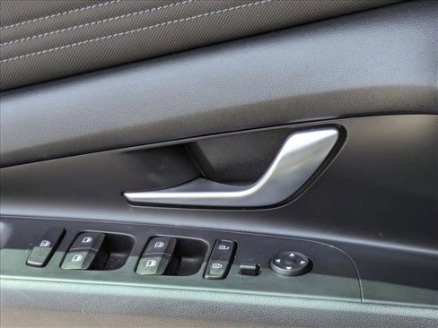 Used 2022 Hyundai Elantra Limited image 2