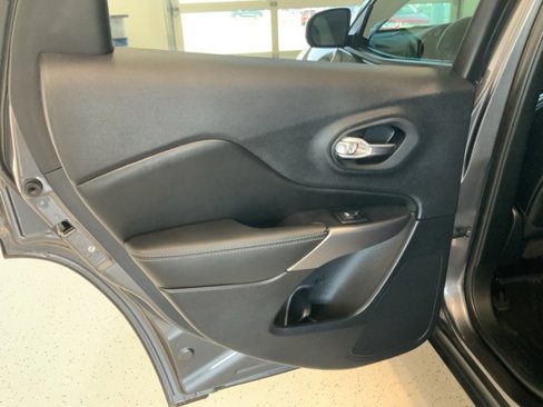 Used 2022 Jeep Cherokee Latitude Lux w/ Mopar Interior Package image 38