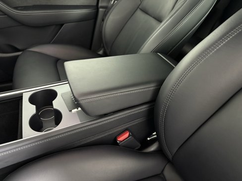 Used 2022 Tesla Model Y Long Range image 18