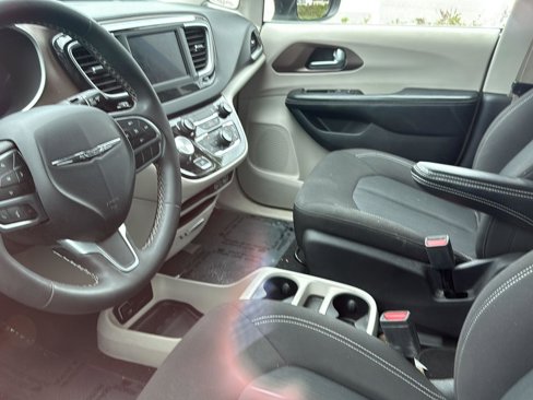 Used 2022 Chrysler Voyager LX image 2