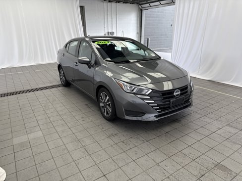 Used 2023 Nissan Versa SV image 3