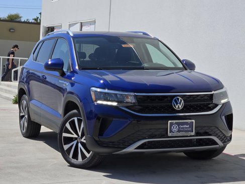 New 2024 Volkswagen Taos SE image 2