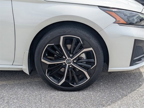 Used 2023 Nissan Altima 2.5 SR w/ SR Premium Package image 12
