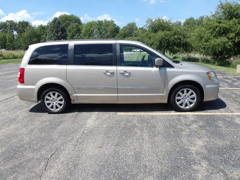Used 2014 Chrysler Town & Country Touring w/ Driver Convenience Group image 11