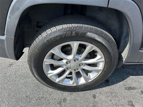 Used 2019 Jeep Cherokee Latitude w/ Popular Appearance Group image 7