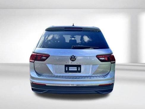 Certified 2022 Volkswagen Tiguan SE image 5