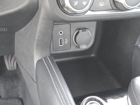 Used 2018 Nissan Kicks S image 32