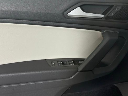 Used 2019 Volkswagen Tiguan SE w/ Panoramic Sunroof Package image 14
