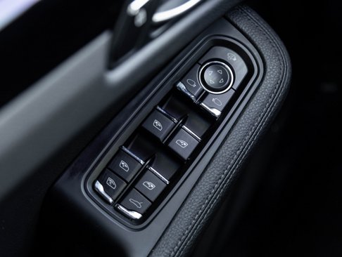 Certified 2022 Porsche Macan image 19