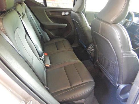 Used 2025 Volvo XC40 B5 Plus image 16