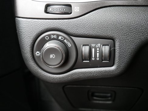 Used 2019 Jeep Cherokee Trailhawk w/ Cold Weather Group image 26