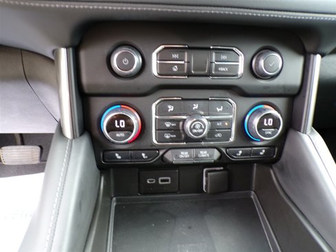 Used 2022 Chevrolet Tahoe Z71 w/ Luxury Package image 32