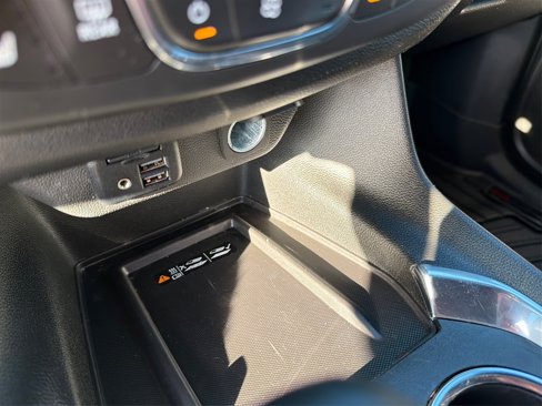 Used 2023 Chevrolet Traverse RS image 39